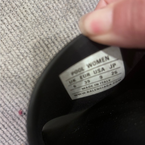 Brand New Balenciaga pool slides with dust bags. Size 39 / 9 US - Picture 4 of 10